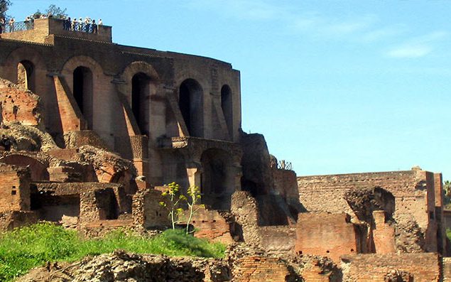 تپه پالاتیوم در رم ایتالیا به دلیل بنای مشهور کولوسئوم در کنار آن ممکن است چندان چشمگیر نباشد ، اما در سفر به رم آن را از دست ندهید