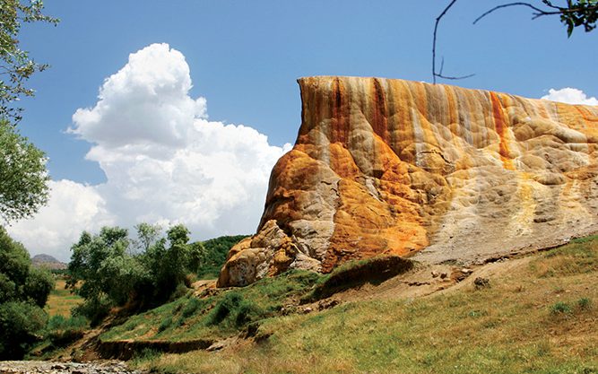 آبشار شلماش یکی از مناطقی است که برای فرار از گرمای تابستان مورد استفاده قرار می گیرد