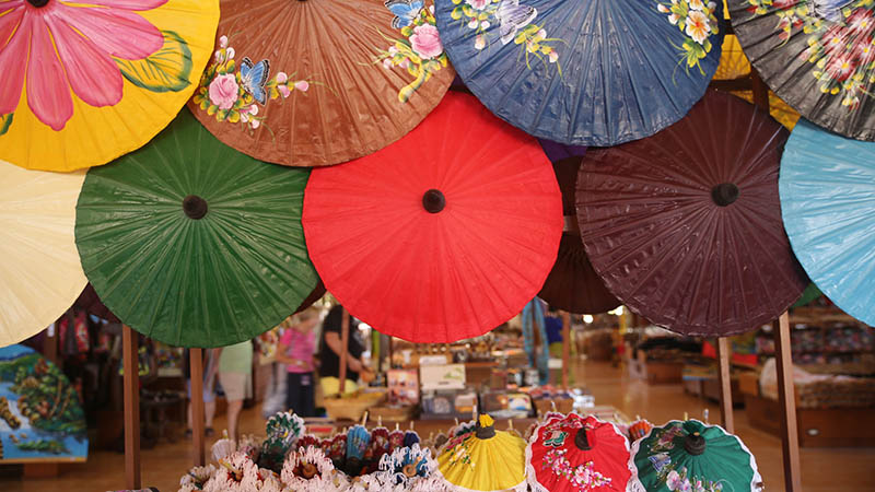 استفاده از چترهای رنگارنگ در بو سانگ